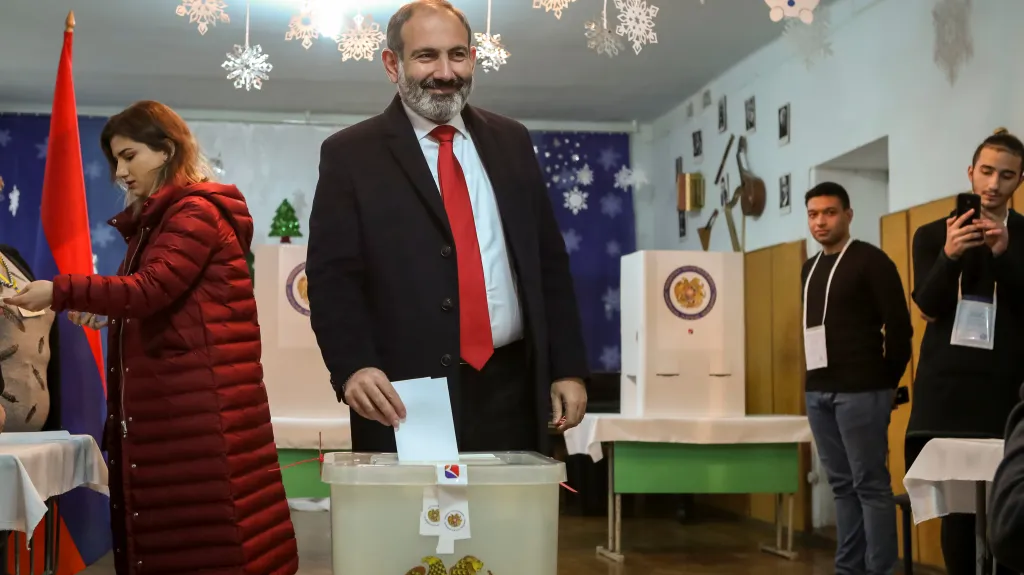 Nikol Pašinjan ve volební místnosti v Jerevanu