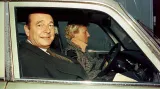 Jacques Chirac se svou manželkou Bernadette v Peugeotu 304 na návštěvě jihozápadní Francie v listopadu 1993.