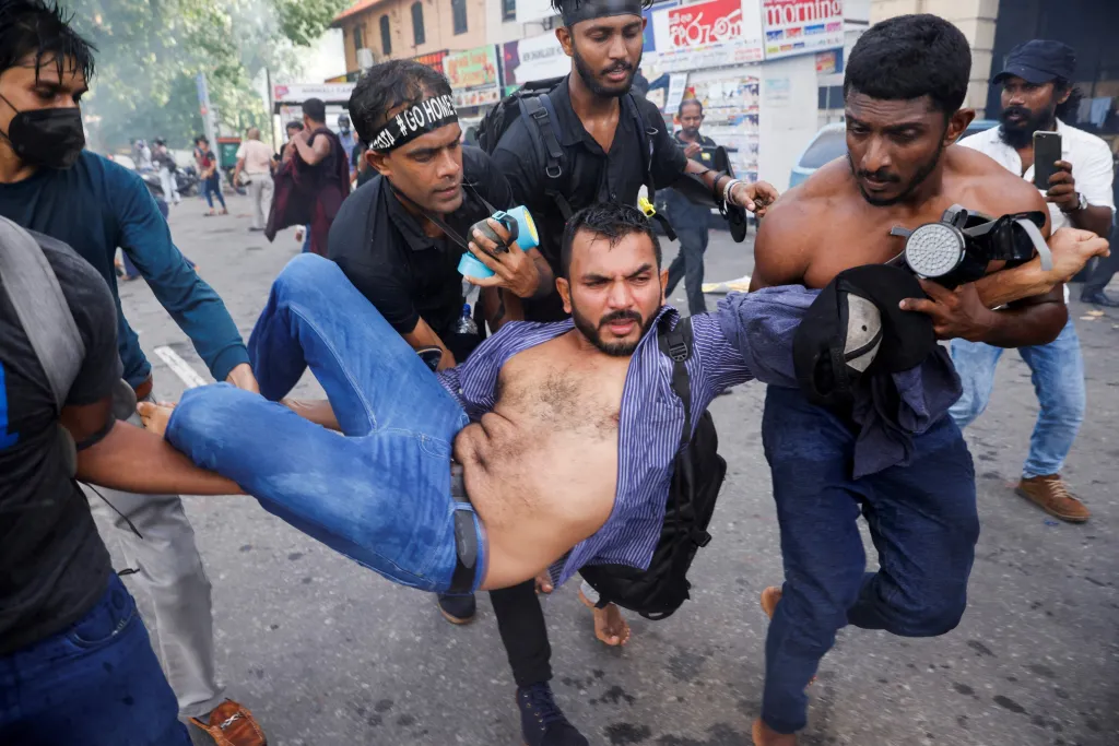 Police na Srí Lance rozháněla protivládní demonstranty slzným plynem a vodními děly