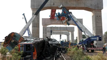 Trosky vlaku po nehodě v Thajsku