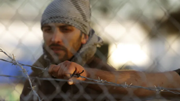 Makedonští vojáci pokračují ve stavbě plotu na hranicích s Řeckem