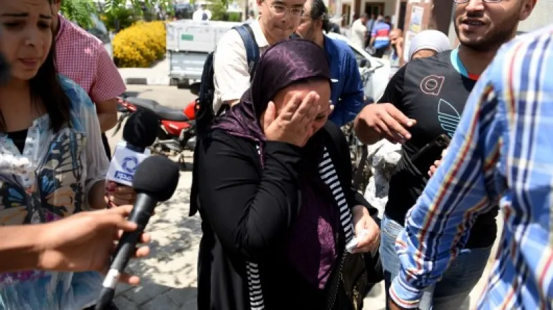 Novináři obklopují příbuzné cestujících v pohřešovaném letadle