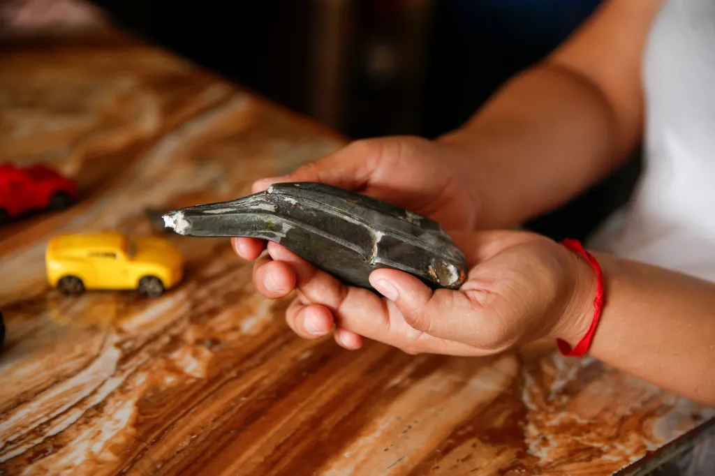 Střepina rakety, která během amerického útoku zasáhla rodinný dům v Caracasu