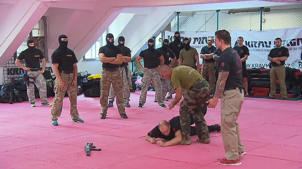 Česká policie cvičí bojové umění Krav Maga