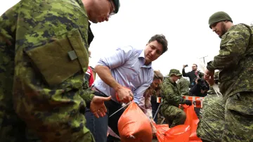 Premiér Trudeau při povodni