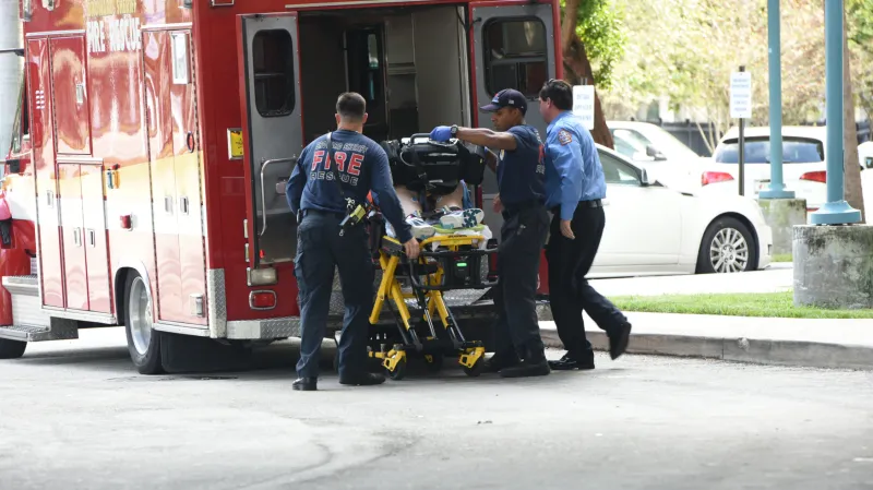 Záchranáři na místě střelby na floridském letišti