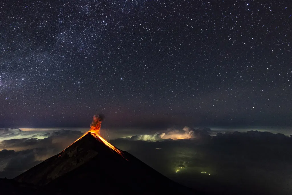 Nejlepší single fotografie z kategorie Přírodní svět. Sopka Fuego, Guatemala. „V okolí vulkánu ve výšce 4000 metrů je vynikající viditelnost, kde kontrastuje sopečný kráter s jasnou oblohou a Mléčnou dráhou.“