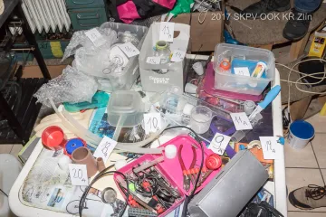 Rekordní zátah proti výrobcům drog na Zlínsku. Obviněno je 26 lidí, zabaveno pět varen