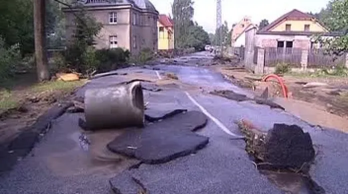 Jako o zklamání mluví hejtman Libereckého kraje o přístupu vlády k obnově povodněmi poškozených cest.