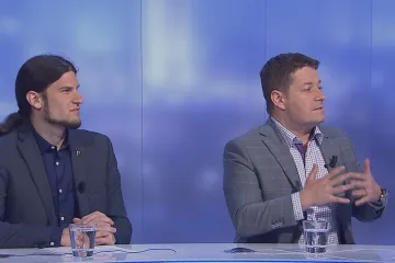 Není vhodné, aby s platy politiků nakládala vláda, míní Pikal. Podle Nachera by měly být vázané na HDP
