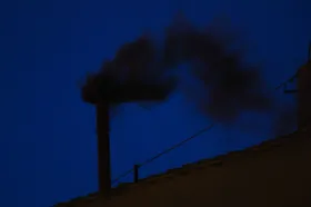 Ze Sixtinské kaple vyšel černý kouř, volba papeže bude pokračovat