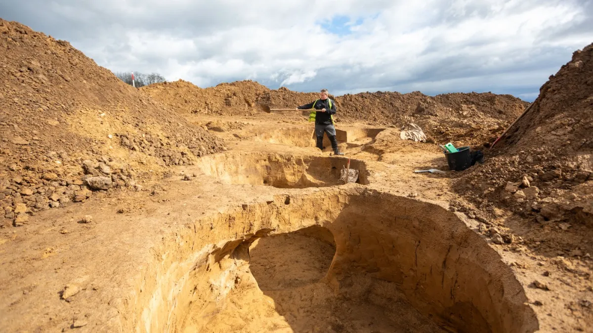 The longest prehistoric burial mound in Europe was present in Hradec Králové.  It measures virtually 200 meters — ČT24 — Czech Tv