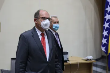 Bosně a Hercegovině bezprostředně hrozí rozpad a návrat ke konfliktu, varuje vysoký představitel Schmidt