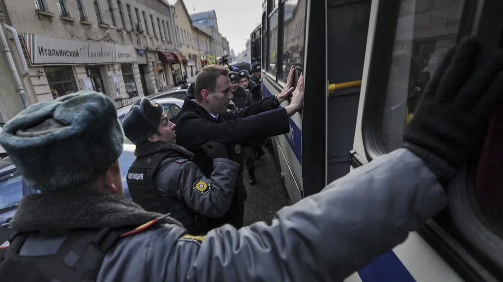 Alexej Navalnyj v rukou policie