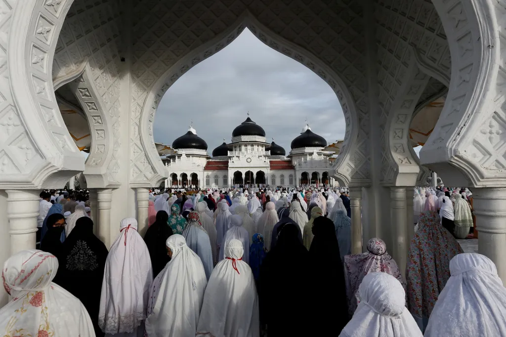 Indonéské muslimské ženy se společně modlí u mešity ve městě Banda Aceh