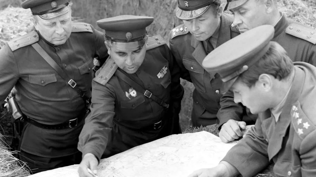 Českoslovenští a sovětští důstojníci při společném cvičení v červenci 1968
