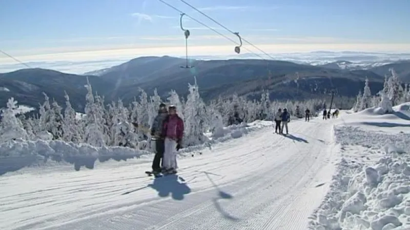 Lyžařské areály otevírají, nadílka sněhu ale není valná