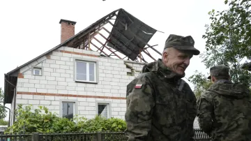 Příslušníci polské armády u domu ve Wyryki poškozeném při incidentu s ruskými drony v polském vzdušném prostoru