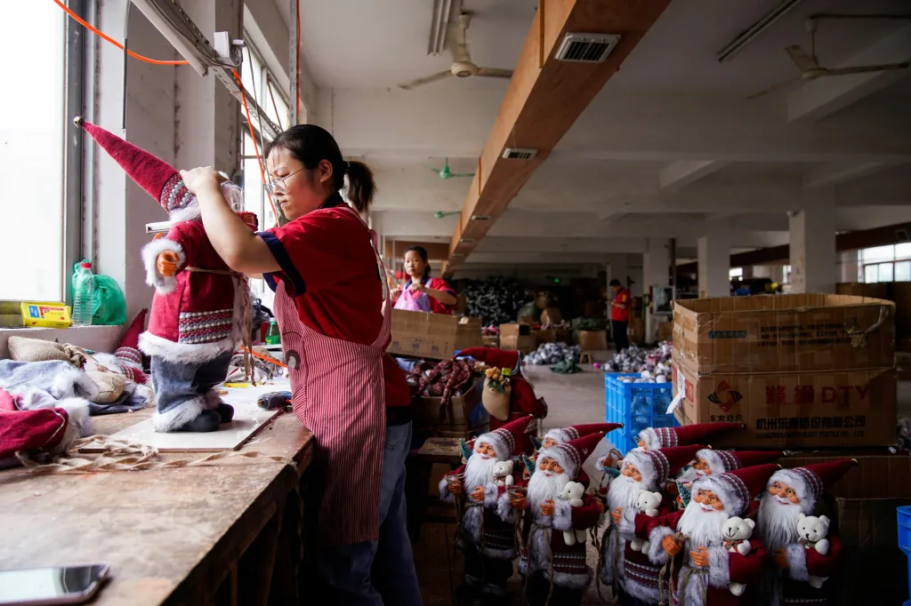 Pro obchodníky se již blíží doba vánoční. Což je jeden z důvodů, proč jsou v tuto chvíli některé čínské továrny na výrobu hraček plně vytíženy výrobou vánočních dekorací. Na snímku je továrna v Yiwu v provincii Če-ťiang