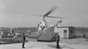 Vrtulník na terase Bílé labutě v roce 1957