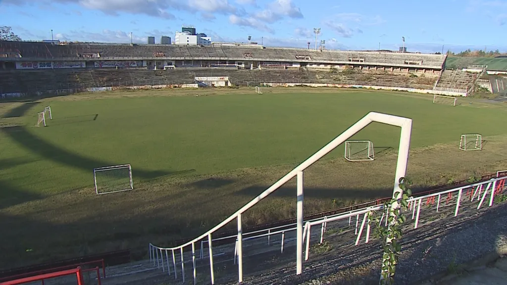 Zchátralý stadion Za Lužánkami