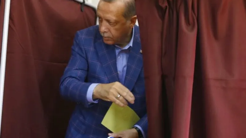 Prezident Erdogan hlasoval v Istanbulu,  Autor: Murad Sezer,  Zdroj: Reuters