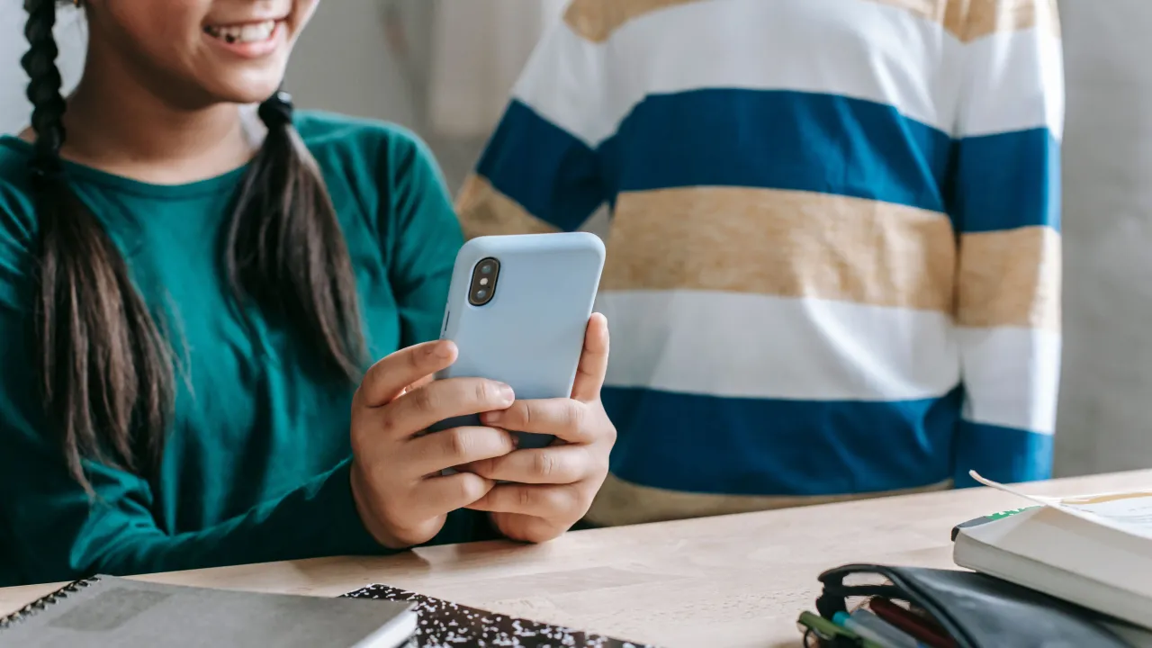 Zklidňování dětí mobilem se často může rodičům vymstít, popsali vědci