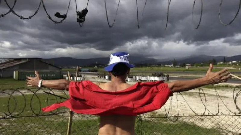 Příznivec Zelayi jej čeká na honduraském letišti