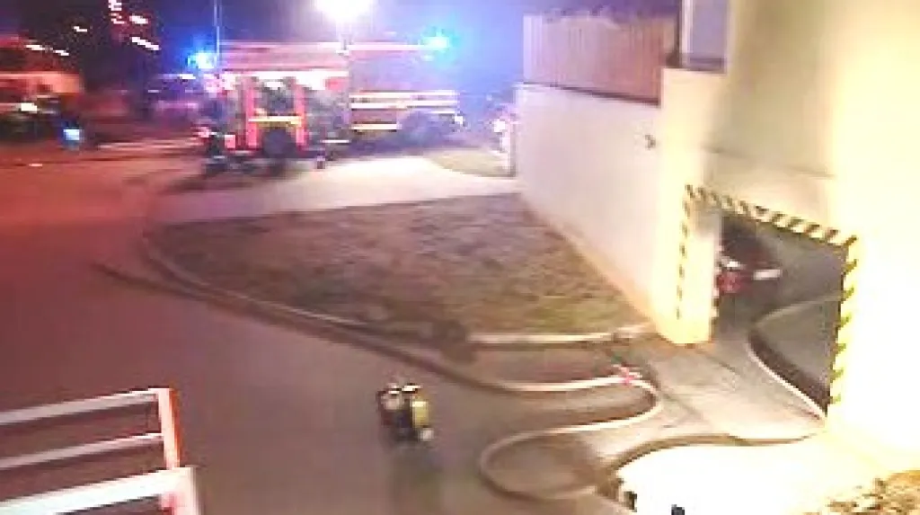 Požár v podzemních garážích