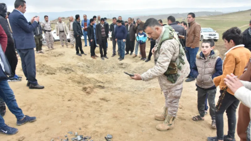 Iráčané na místě dopadu íránské rakety