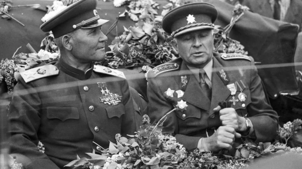 Ivan Koněv s Ludvíkem Svobodou při slavnosti v květnu 1946
