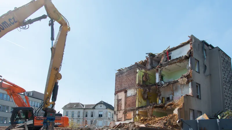 Bourání II. interní kliniky v olomoucké nemocnici