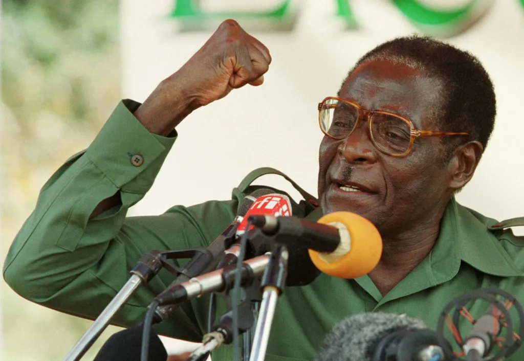 Zimbabwský prezident Robert Mugabe hovoří na volebním shromáždění v Binduře, 80 km severně od hlavního města, 7. dubna 2000. Mugabe se zavázal bojovat s bílými farmáři kvůli přístupu k jejich půdě