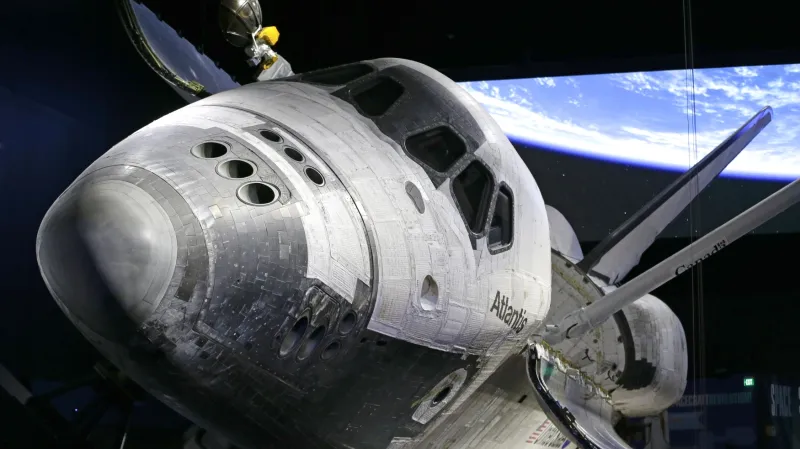 Raketoplán Atlantis jako hlavní exponát výstavy v Kennedyho vesmírném středisku na Floridě