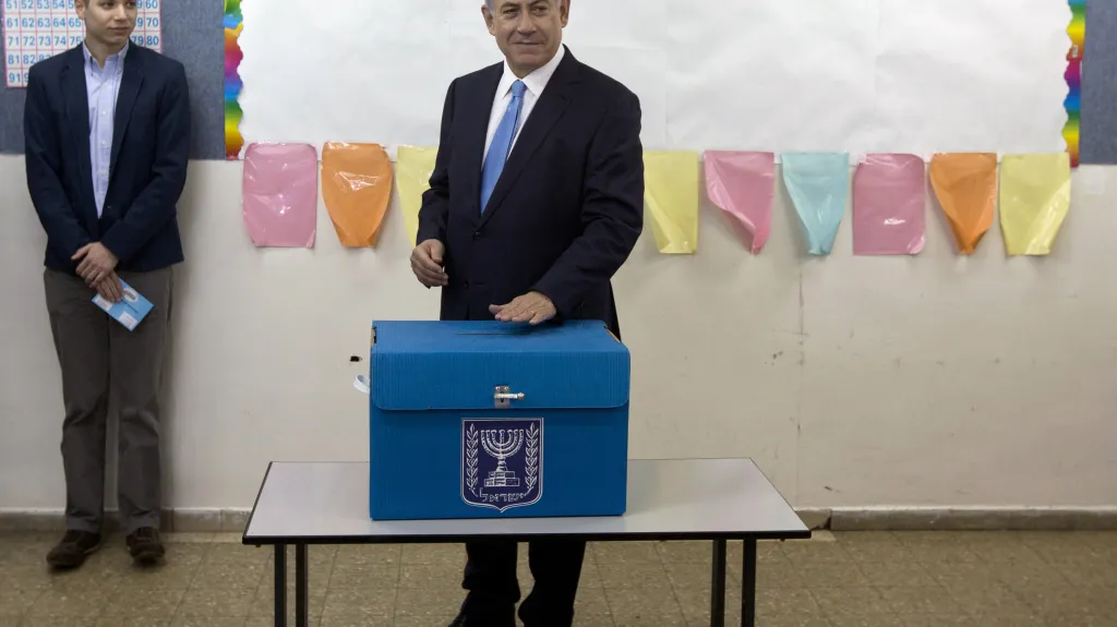 Benjamin Netanjahu se svým synem Jairem během voleb v roce 2015