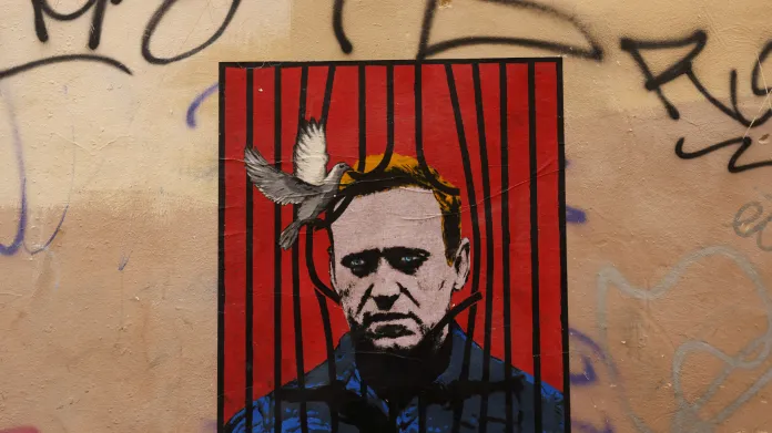 Kresba znázorňující Alexeje Navalného na zdi v Římě