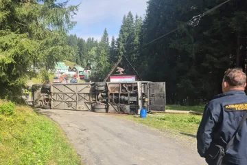 V Beskydech havaroval autobus se studenty