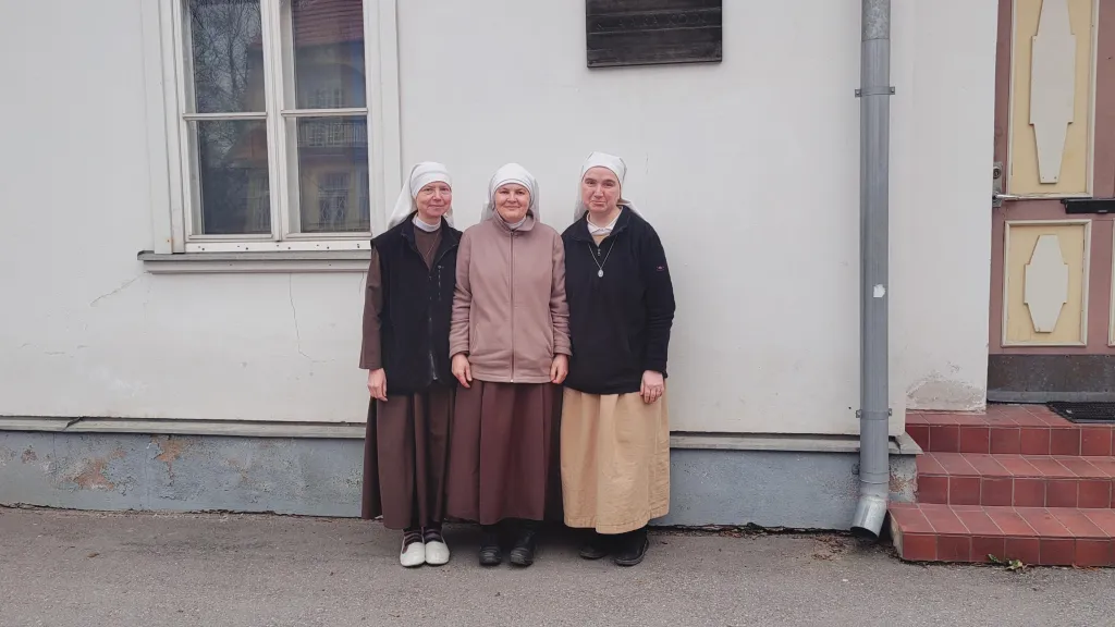 Milada, Benedikta a Františka (zleva) pracují v místní katolické škole a školce, kam přijely na žádost místních farníků