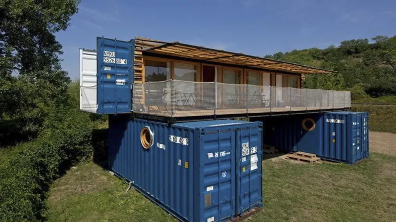 První český hotel postavený z námořních kontejnerů stojí na břehu Labe v surfařském kempu v Třebouticích.