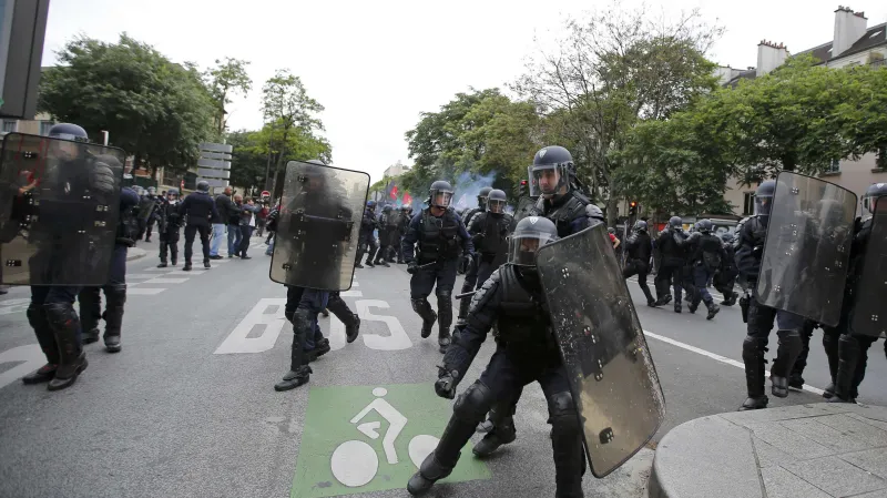 Násilnosti během demonstrací v Paříži