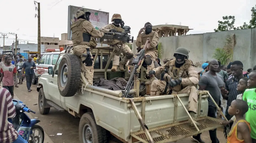 Vojáci před rezidencí malijského prezidenta
