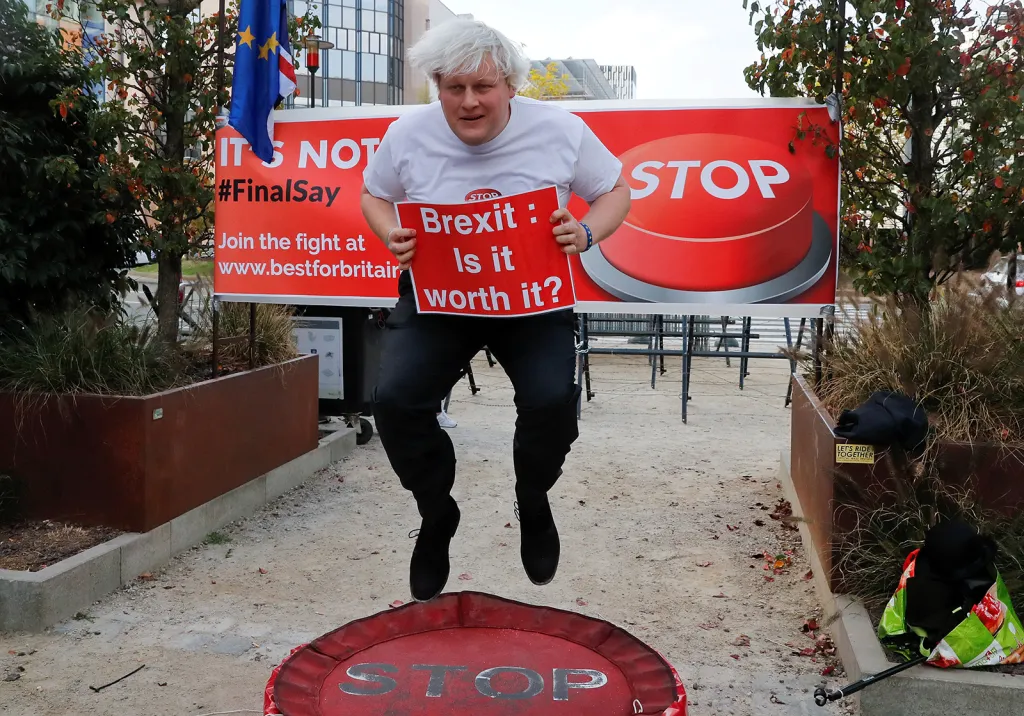 Drew Galdron, imitátor Borise Johnsona, při happeningu proti brexitu během jednání lídrů Evropské unie v Bruselu