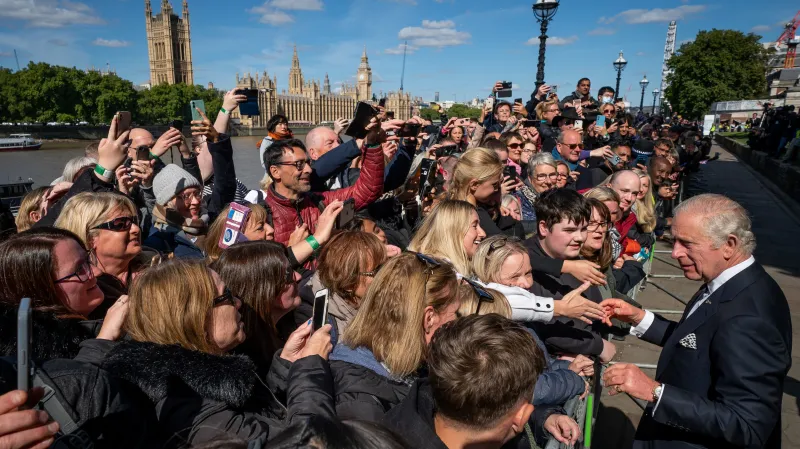 Král Karel III. se setkává ve frontě s veřejností, která se přišla poklonit zesnulé královně Alžbětě II.