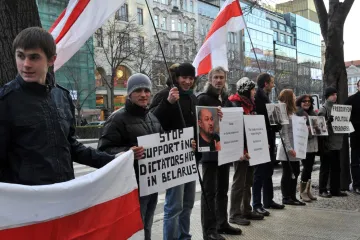 Demonstranti proti MS v Bělorusku se sešli před špatnou Škodou