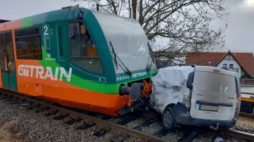 Srážka vlaku a osobního automobilu na přejezdu v Lenoře na Prachaticku (23. 12. 2025)