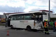 Na brněnské Vídeňské ulici se srazil autobus s nákladním vozem. Jedna cestující zemřela