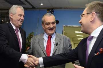 Zeman si váží ČSSD, Schwarzenberg zatím z vlády neodchází
