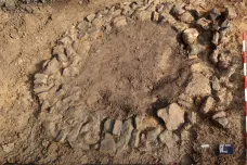 Archeologové našli na Českolipsku novověkou vlčí jámu. Včetně kůlu