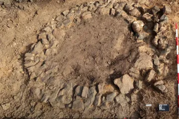Archeologové našli na Českolipsku novověkou vlčí jámu. Včetně kůlu
