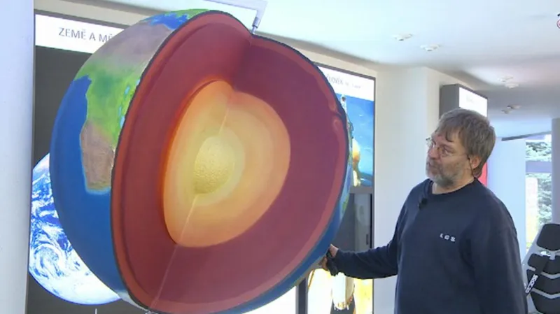 Model Země v planetáriu